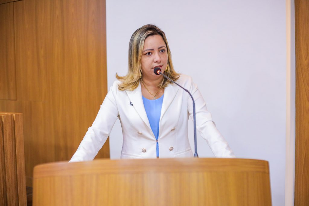 Professora Magnólia alerta para a importância do combate ao bullying e à violência nas escolas