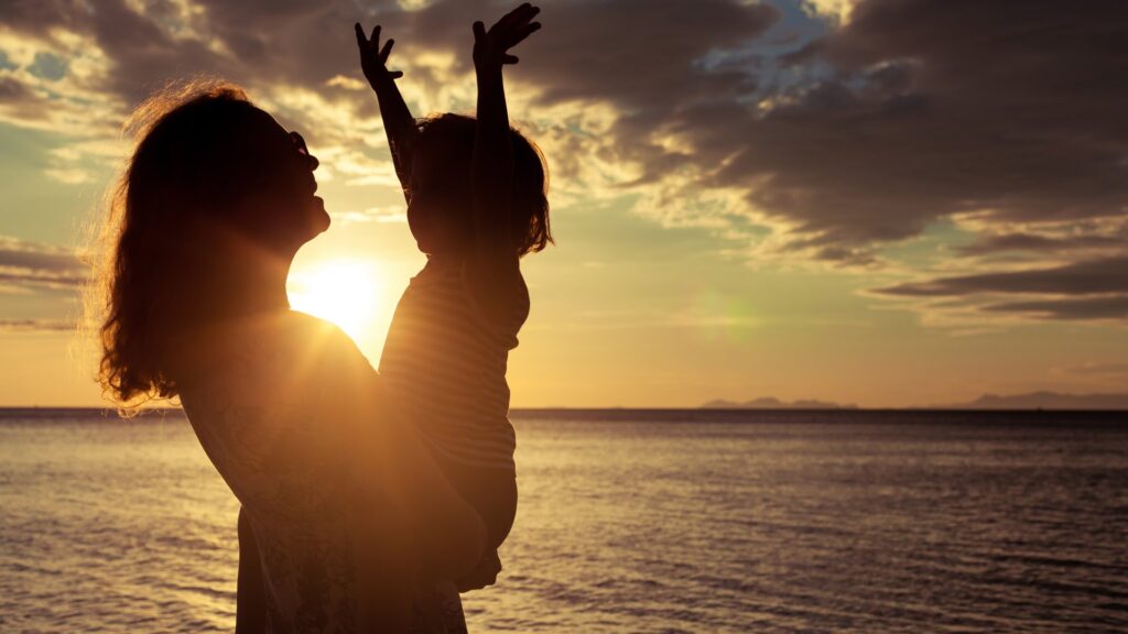 Número de filhos por mulher no Brasil é o menor da história, diz IBGE