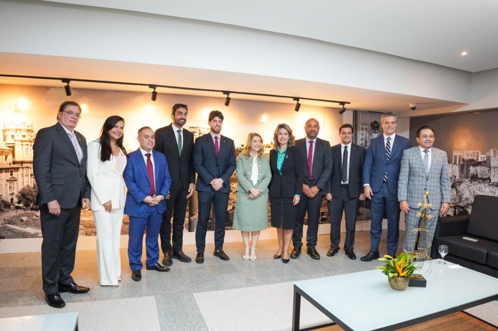 Iracema Vale é condecorada com a mais alta honraria do Tribunal Regional do Trabalho da 16ª Região